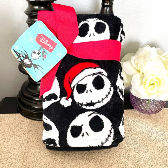 New Set of 2 The Nightmare Before Christmas Santa Jack Skellington Hand Towels - Picture 3 of 6